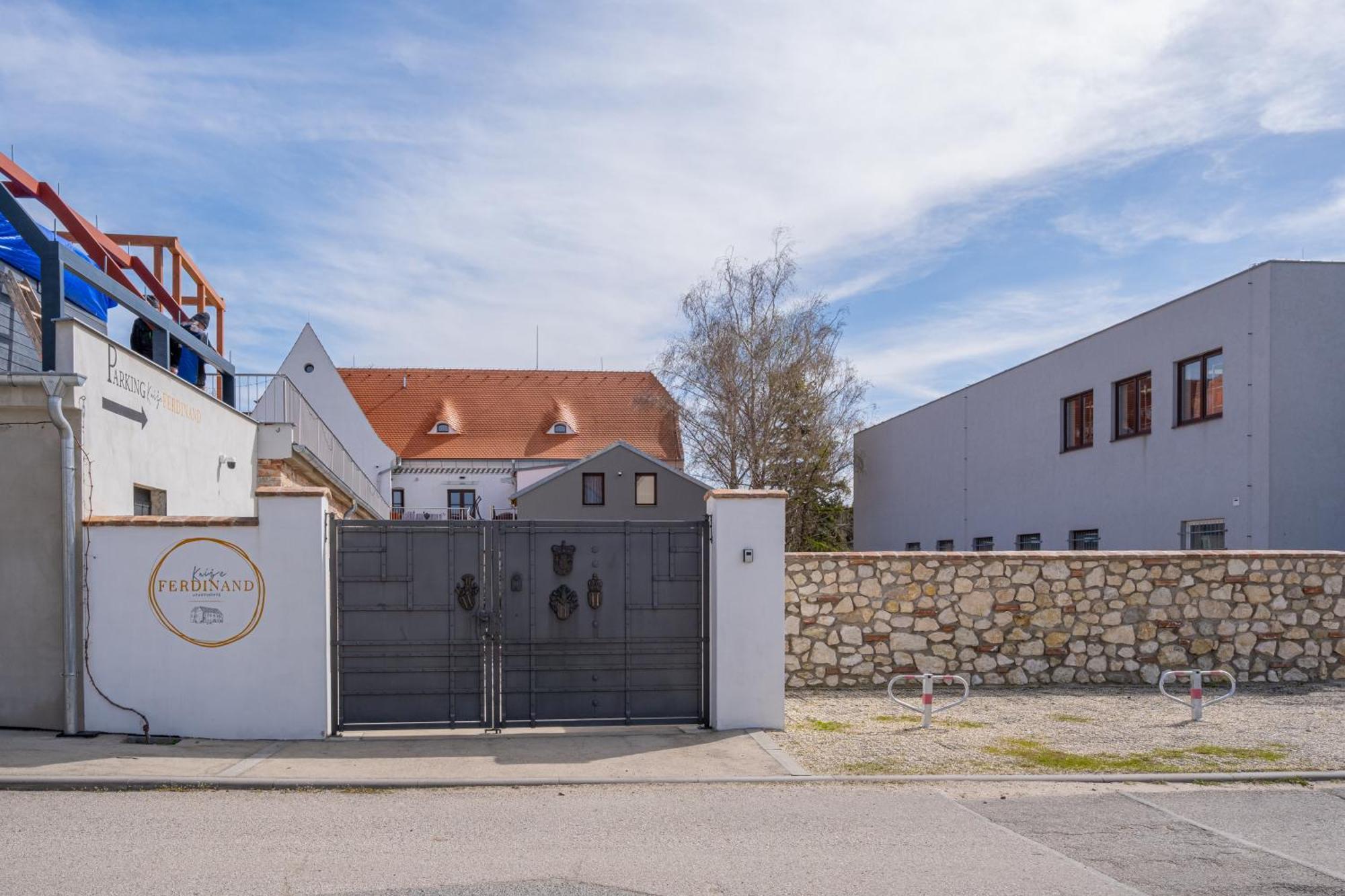 Knize Ferdinand Apartments Мікулов Екстер'єр фото